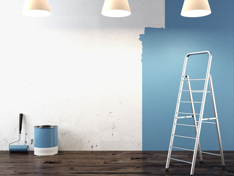 Blaue Wand mit Leiter