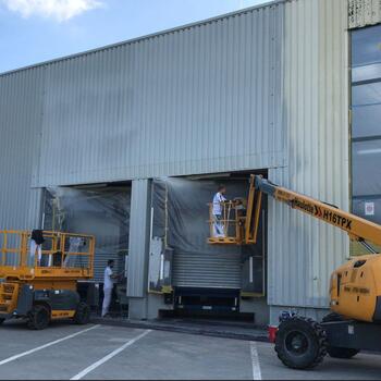 Malerarbeiten an Hallenfassade