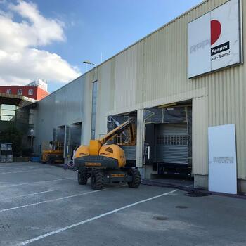 Malerarbeiten an Hallenfassade